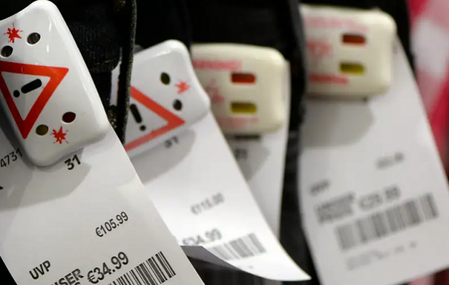 Επιδημία κλοπών λόγω ακρίβειας: Αντικλεπτικά σε τυριά και μπριτζόλες