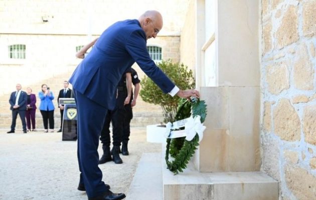 Ο Νίκος Δένδιας στα Φυλακισμένα Μνήματα της Κύπρου: «Τ’ αντρειωμένου ο θάνατος, θάνατος δε λογιέται».