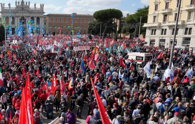 Ιταλία: Πρώτη μαζική κινητοποίηση κατά της Μελόνι – 100.000 διαδηλωτές στη Ρώμη