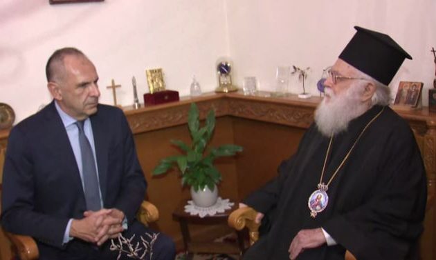 Στην Αλβανία ο Γεραπετρίτης – Συναντήθηκε με τον αρχιεπίσκοπο Αναστάσιο