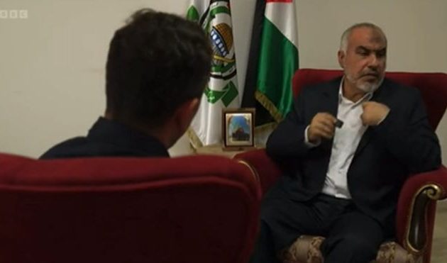 Αξιωματούχος της Χαμάς έφυγε από συνέντευξη όταν τον ρώτησαν για τους Ισραηλινούς που σφαγιάστηκαν