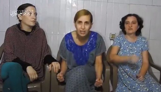 Η Χαμάς προκαλεί το Ισραήλ με τρεις γυναίκες ομήρους σε βίντεο – Η μία ουρλιάζει και ζητά να ανταλλαχθεί