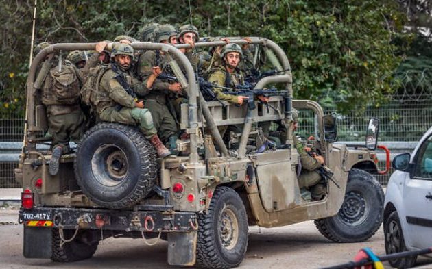 Το Ισραήλ μοιράζει χιλιάδες όπλα, κράνη κι αλεξίσφαιρα γιλέκα σε ομάδες εθελοντών