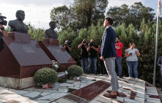 Ο Κασσελάκης κατέθεσε στεφάνι στο Μνημείο των Μισιαούλη και Καβάζογλου που τους σκότωσαν Τούρκοι ακροδεξιοί