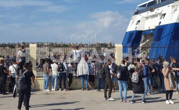 Ρόδος: 400 μετανάστες και πρόσφυγες «κατέλαβαν» το λιμάνι