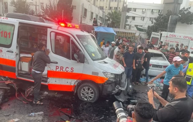Γάζα: Χτύπημα σε ασθενοφόρο έξω από το νοσοκομείο Αλ Σίφα – Αναφορές για νεκρούς και τραυματίες