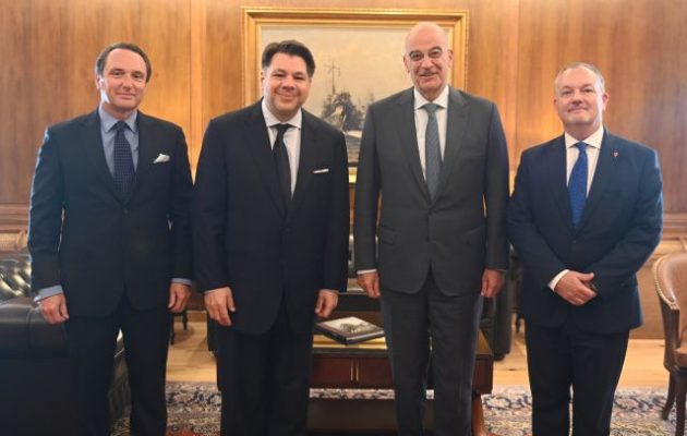 Ο Νίκος Δένδιας συναντήθηκε με τους πρεσβευτές ΗΠΑ, Βρετανίας και Ουκρανίας