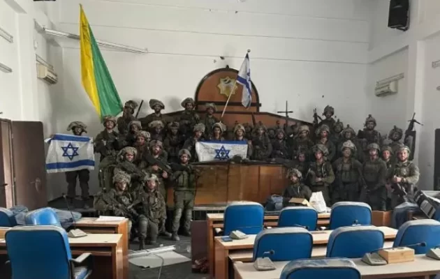 Γάζα: Ο στρατός ύψωσε τη σημαία του Ισραήλ μέσα στο κοινοβούλιο της Χαμάς
