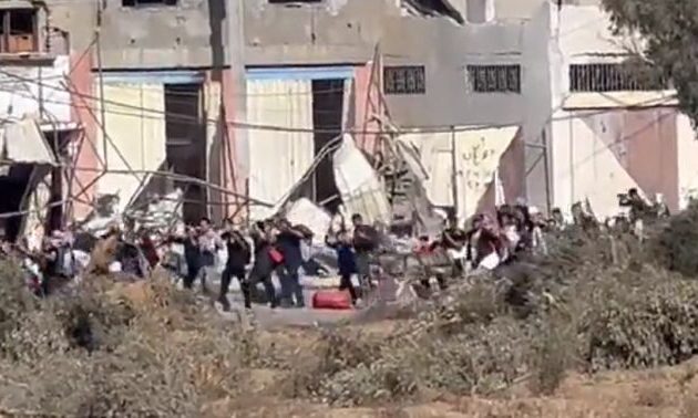 Εκατοντάδες Γαζαίοι με υψωμένα χέρια και κρατώντας λευκές σημαίες μετακινήθηκαν προς τη νότια Γάζα (βίντεο)