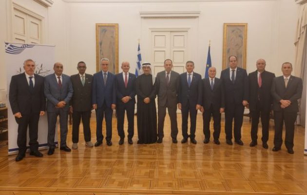 Γεραπετρίτης σε πρεσβευτές αραβικών χωρών: Η Ελλάδα τηρεί μία στάση αρχής στο Μεσανατολικό