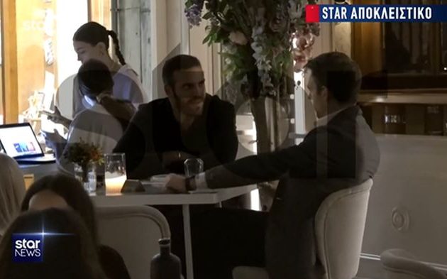 Σε καφέ-μπαρ στην Πλ. Συντάγματος ο Κασσελάκης με τον μπασκετμπολίστα Παππά – Έκατσε μαζί τους κι ο δήμαρχος Δούκας