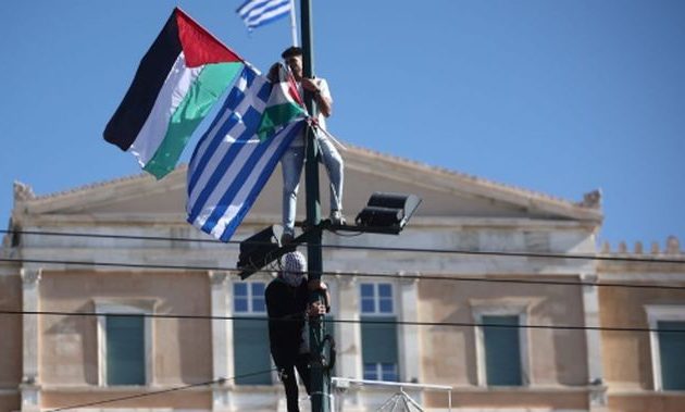 Συνελήφθη ο Παλαιστίνιος που κατέβασε ελληνική σημαία και ύψωσε παλαιστινιακή στο Σύνταγμα