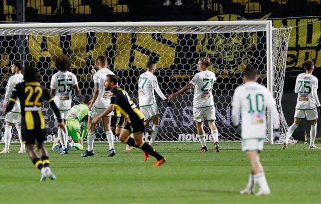 Super League: Νίκες για Ολυμπιακό, ΑΕΚ, ΠΑΟΚ και ήττα για Παναθηναϊκό – Συνωστισμός στην κορυφή