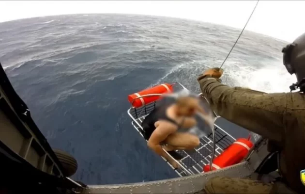 Ναυάγιο στη Λέσβο: Βίντεο από τη συγκλονιστική διάσωση ναυτικού-ναυαγού