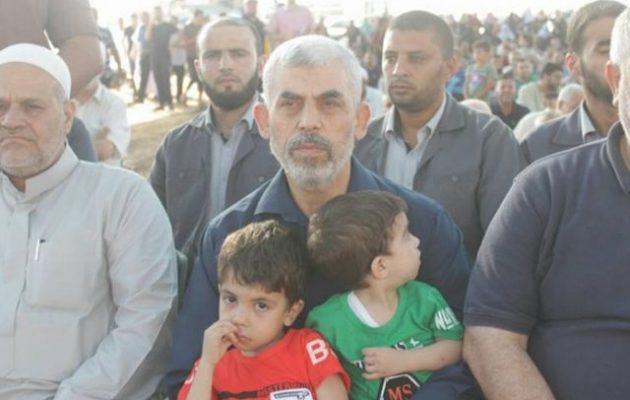 Ανθρώπινες Ασπίδες: Οι ηγέτες της Χαμάς κρατάνε αγκαλιά μικρά παιδιά για να μην τους σκοτώσουν