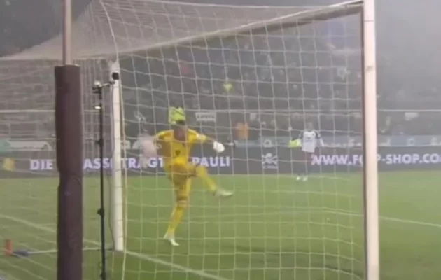 Bundesliga 2: Το αυτογκόλ του τερματοφύλακα του Αμβούργου που έγινε viral (βίντεο)