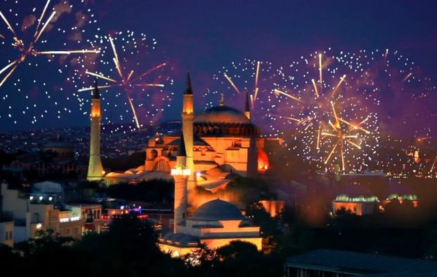 DW: «Επιτρέπεται» να γιορτάζουν Πρωτοχρονιά οι Τούρκοι;