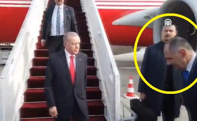 Τεμενά και στο αεροδρόμιο έκανε ο Γεραπετρίτης στον Ερντογάν (βίντεο)