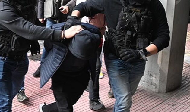 «Έκανε ένα λάθος, πρέπει να τον κρεμάσουμε;» λέει ο πατέρας του χούλιγκαν που πέταξε τη φωτοβολίδα στον αστυνομικό