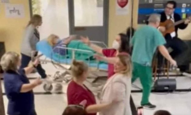 Παύλος Πολάκης: Πρωτοφανές σκηνικό γλεντιού στο ΓΝΑ «Κοργιαλένειο-Μπενάκειο» εν μέσω εφημερίας