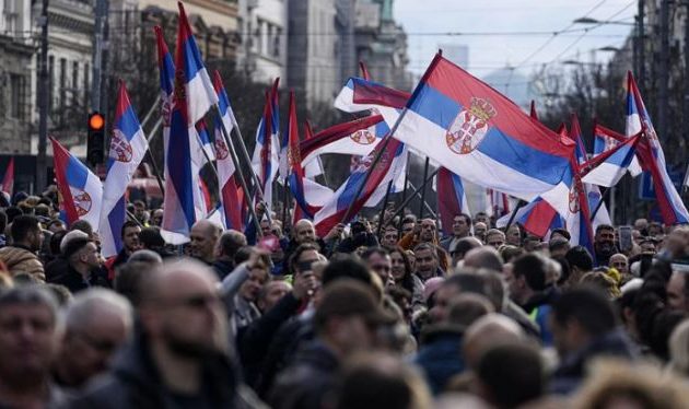 Σερβία: Μεγάλη συγκέντρωση διαμαρτυρίας στο Βελιγράδι για «παρατυπίες στις εκλογές» της 17ης Δεκεμβρίου