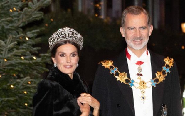 Ο «κερατωμένος» ( ; ) βασιλιάς της Ισπανίας, η βασίλισσα είχε τον ίδιο εραστή με την αδελφή της κι ο ρόλος του πρώην βασιλιά
