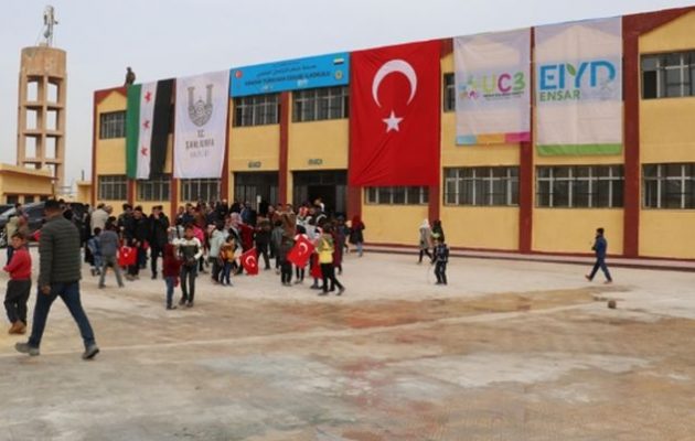 Η Τουρκία προχωρά σε εκτουρκισμό της βόρειας Συρίας – Οι ντόπιοι μαθαίνουν την τουρκική γλώσσα
