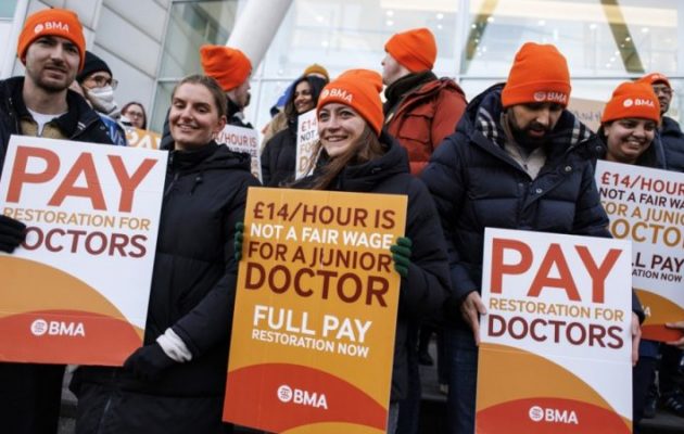 Μεγάλη Βρετανία: Απεργία ρεκόρ των γιατρών για τα εργασιακά