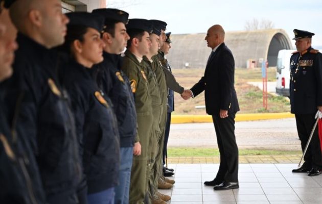 Ο Νίκος Δένδιας Πρωτοχρονιά στη Λήμνο με τους ακρίτες