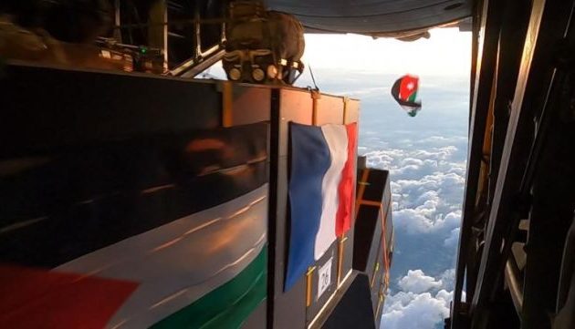 Ιορδανία και Γαλλία έριξαν με αλεξίπτωτα ιατρικές προμήθειες στη νότια Λωρίδα της Γάζας