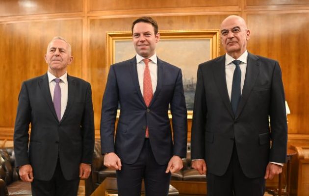 Ο Νίκος Δένδιας συναντήθηκε στο ΥΠΕΘΑ με τον Στέφανο Κασσελάκη: «Αναγκαία η ομοψυχία του πολιτικού κόσμου στα εθνικά ζητήματα»