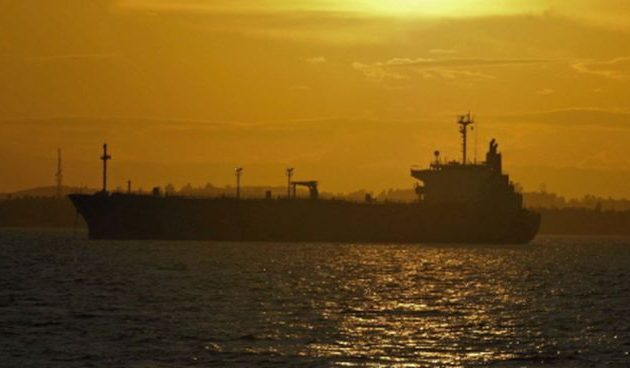 Ύποπτα για μεταφορά ρωσικού πετρελαίου τα τάνκερ με σημαία Καμερούν – Τα Εμιράτα δεν τα θέλουν