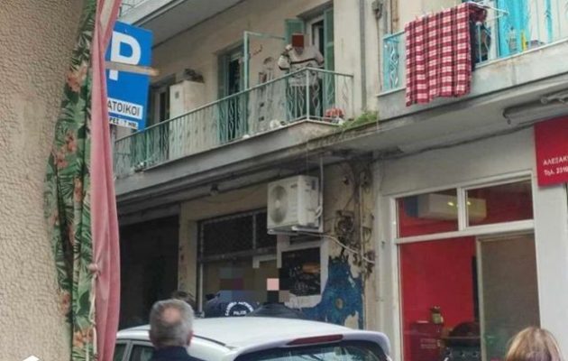 Θρίλερ στην Θεσσαλονίκη: Γυναίκα εντοπίστηκε νεκρή σε διαμέρισμα – Ο αδελφός της δεν άφηνε τους αστυνομικούς να μπουν