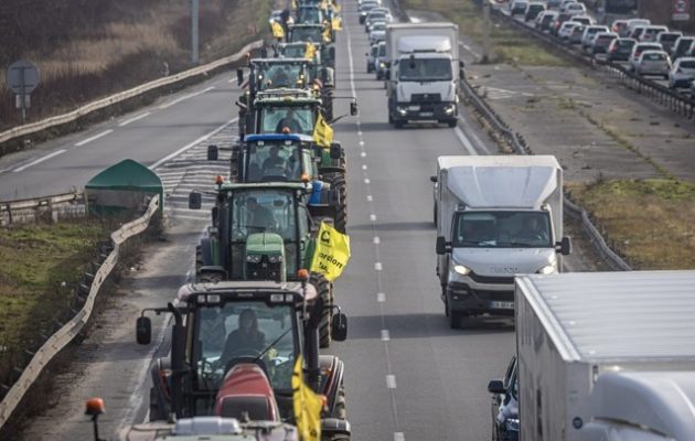 Γαλλία: Οι αγρότες πολιορκούν με τα τρακτέρ τους το Παρίσι και μεγάλες πόλεις