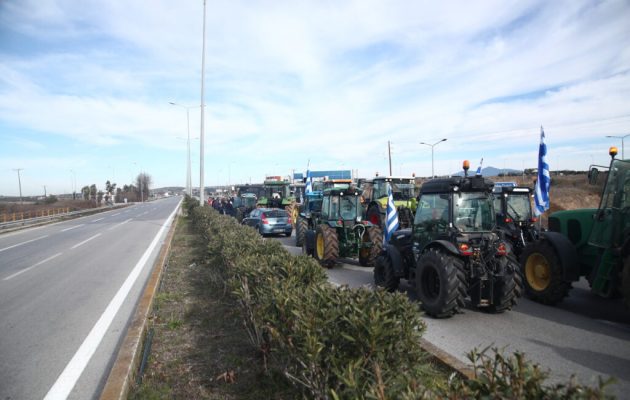 Αγρότες: Άρχισαν τα μπλόκα – Συμβολικός αποκλεισμός της εθνικής οδού Θεσσαλονίκης-Νέων Μουδανίων