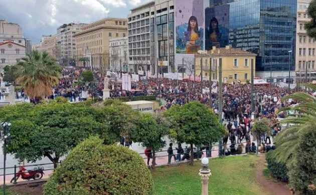 Χιλιάδες διαδηλωτές στο κέντρο της Αθήνας – «Δεν θα ξεχαστεί το έγκλημα των Τεμπών»