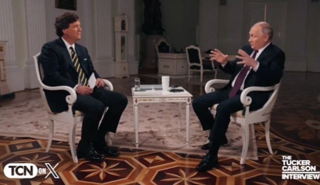 Οι Πολωνοί ΔΕΝ πιστεύουν τον Πούτιν – «Χρήσιμος ηλίθιος» ο δημοσιογράφος Κάρλσον