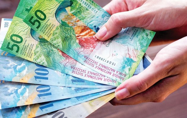 Δανειολήπτες σε ελβετικό φράγκο: Η κυβέρνηση τους αφήνει στα «νύχια» των τραπεζών