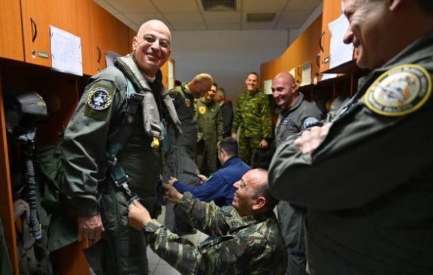 Ο Νίκος Δένδιας πέταξε με Viper πάνω από το Αιγαίο