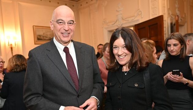 Δένδιας και Χίσλοπ στο Λονδίνο στην εκδήλωση της ελληνικής πρεσβείας για την Παγκόσμια Ημέρα Ελληνικής Γλώσσας