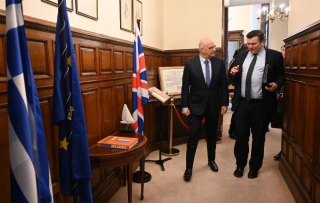 Λονδίνο – Νίκος Δένδιας σε Τζέιμς Χίπι: «Η Ελλάδα, η χώρα με τον μεγαλύτερο εμπορικό στόλο, θα υπερασπίσει την ελεύθερη ναυσιπλοΐα»