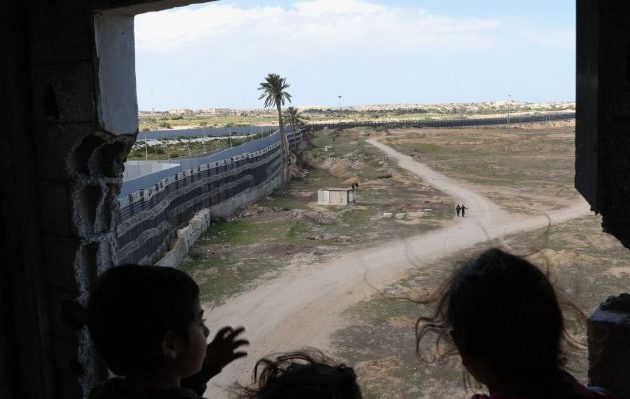 WSJ: Η Αίγυπτος φτιάχνει στην έρημο πελώριο καταυλισμό, που περιβάλλεται από ψηλά τείχη από μπετόν, για τους Παλαιστίνιους