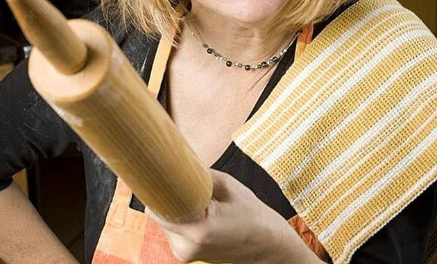 Κρήτη: Ιδιοκτήτρια μίνι μάρκετ κρατώντας πλάστη σαν ρόπαλο έτρεψε σε φυγή ληστή με ματσέτα