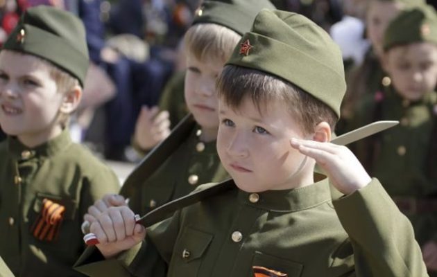 Οι Ουκρανοί κατηγορούν τους Ρώσους για παιδομάζωμα – Μαζεύουν παιδιά για στρατιώτες