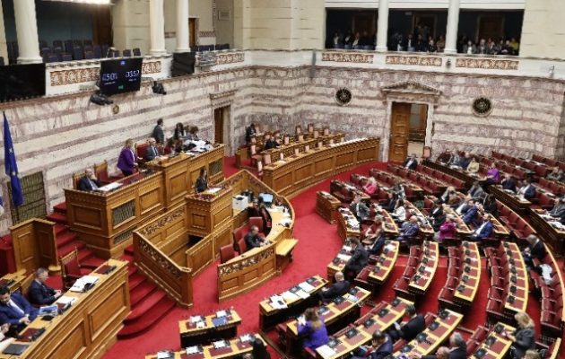 Ομόφυλα ζευγάρια: Υπερψηφίστηκε το νομοσχέδιο για την ισότητα στον γάμο με 176 «ναι» – Ποιοι ψήφισαν «όχι»