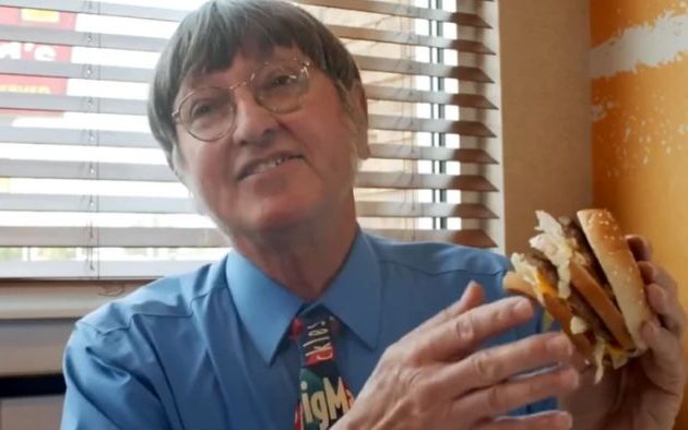 70χρονος έχει φάει πάνω από 34.000 μπέργκερ και δεν έχει χοληστερίνη – «Πολλοί πίστευαν ότι θα πέθαινα», λέει