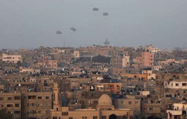 Απίστευτο: Πέντε νεκροί και 10 τραυματίες από πτώση κιβωτίου με ανθρωπιστική βοήθεια σε σπίτι στη Γάζα