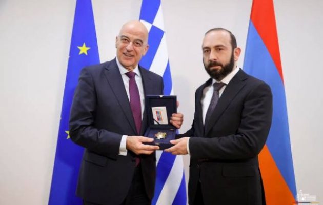 Ο Αρμένιος ΥΠΕΞ παρασημοφόρησε τον Νίκο Δένδια για την προσφορά του στη φιλία Αρμενίας-Ελλάδας