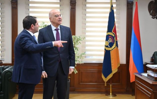 Ο υπουργός Άμυνας της Αρμενίας τόνισε τον ρόλο της Ελλάδας στις αμυντικές μεταρρυθμίσεις της Αρμενίας