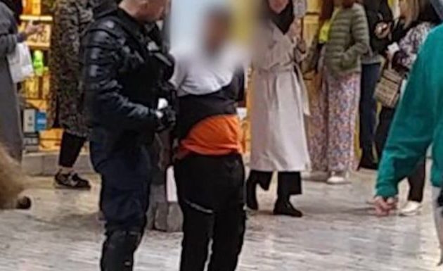 Άνδρας μαχαίρωσε 22χρονη στην Ερμού – Ο δράστης συνελήφθη, η νεαρή χειρουργείται